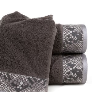 ciemno brązowy ręcznik kąpielowy GISEL z żakardową bordiurą z motywem skóry węża 450 G/M2 EUROFIRANY