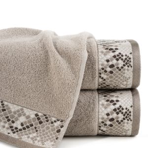 beżowy ręcznik kąpielowy GISEL z żakardową bordiurą z motywem skóry węża 450 G/M2 EUROFIRANY