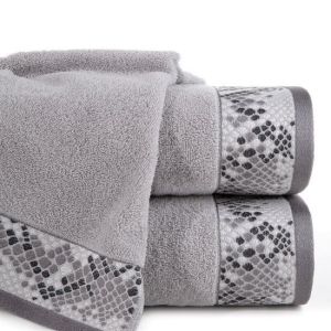 srebrny ręcznik kąpielowy GISEL z żakardową bordiurą z motywem skóry węża 450 G/M2 EUROFIRANY 