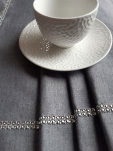 jasno szary obrus plamoodporny z cyrkoniami GLAMOUR welur exclusive RIVIERA