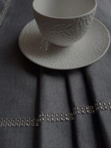 grafitowy obrus plamoodporny z cyrkoniami GLAMOUR welur exclusive RIVIERA