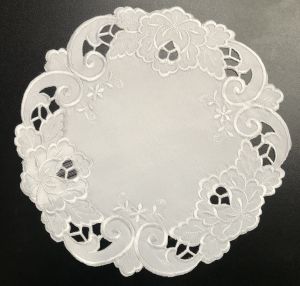 biała haftowana serwetka wielkanocna do koszyczka 6028 JEDEKA