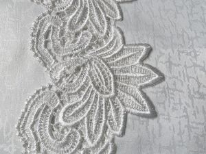 kremowy obrus z gipiurą owal 140x180 EUROFIRANY