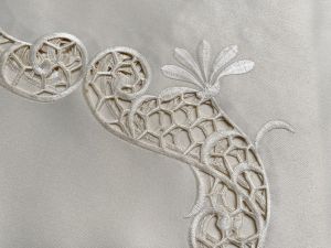 beżowy obrus dekoracyjny haftowany 140x180 EUROFIRANY